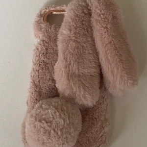 Fluffigt mobilskal  - Jättegulligt mobilskal med kanin öron. KÖPARE STÅR FÖR FRAKT 