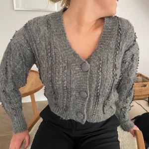 Fin kofta - Stickad med piffigare ärm och fint randigt mönster, jättebra skick!