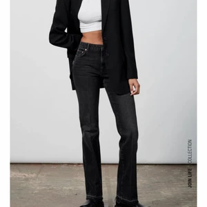 Intressekoll - Jag beställde dessa jeans från Zara i storlek 36 men de var förstora för mig så funderar på att sälja de här istället för att lämna tillbaka dom☺️ ifall jag får bra bud, i och med att jeansen är slutsålda, så säljer jag de här ist💕 ändast provade, lappen och kvitto kvar. https://www.zara.com/se/sv/share/-p09863257.html?utm_campaign=productShare&utm_medium=mobile_sharing_iOS&utm_source=red_social_movil&v1=128876304                                   Alla funderingar kan ni få svar på genom länken.