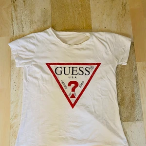 Guess shirt - To get these you must send the money “swish” while I am putting the package in the mailbox 📫 
