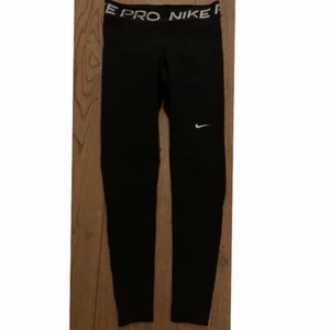 Svarta nike träningstigths stl S - Tights i bra skick, andvända ca 4 ggr, tvättade 2 ggr. Lite kortare i modellen. Slutar ovanför hälsenan på mig som är 1,71. Nu pris 400kr. Skriv i chatten om du vill ha fler bilder!
