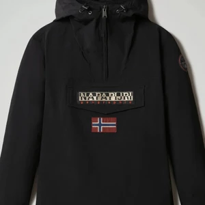 Svart Napapijri jacka strl 170/XS - Svart Napapijri jacka i storlek 170. Storleken motsvarar en XS eller liten S Använd ett fåtal gånger. Fin till både vardags och i skidbacken. Inga skador. Nypris 1500kr  Frakt 120 kronor