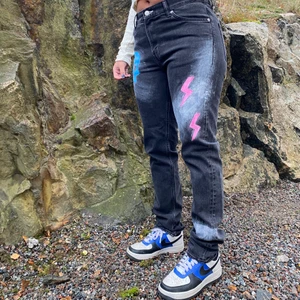 SKULL JEANS - Asballa jeans köpta secondhand, ursprungligen från Weekday som är målade av vårt UF. Modellens längd: 160 cm. Budgivning vid många intresserade, köparen står för ev. frakt! 