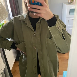 Overshirt  - Grön overshirt från Gina Tricot i strl xs/s men är oversize så skulle även passa dig med M. Använd fåtal gånger, nypris 599🌟
