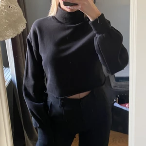 Kortare polotröja - En croppad, svart polo tröja med längre ärmar från Nelly. Storlek S, säljes pga använder inte längre. Använd fåtal gånger & är i väldigt bra skick!