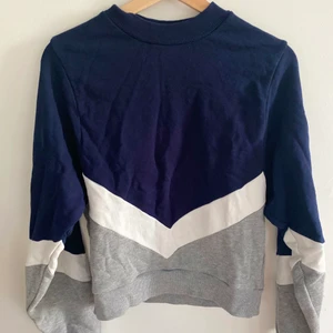 Randig sweatshirt - Cool sweatshirt i marinblått, vitt och grått. Super mysig och stor i storleken. Nästan aldrig använd och därav i mycket bra skick. 