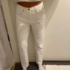 Levi’s vita jeans  - I storlek W27 L28. Jag är 164 lång 