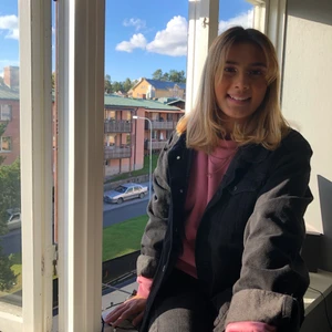 Swearshirt NAKD strl XS - Rosa sweatshirt från NAKD med fint brodyr på ärmarna. Storlek XS, Skick 9/10