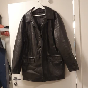 Fejkskinn jacka - Vintage fejkskinn jacka. Vet ej märkte. Perfekt skick. Skulle gissa att den är XL i herrstorlek, passar snyggt oversize på mig som är dam XL.