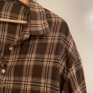 Rutig skjorta  - Brun oversize rutig skjorta från shein i storlek m. Aldrig använt