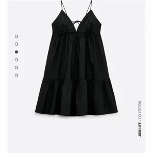 Slutsåld klänning från zara - Populär och slutsåld klänning från zara💕Använd max 3 gånger!! Jätte snyggt till strumpbyxor nu på vintern! Stl M🥰