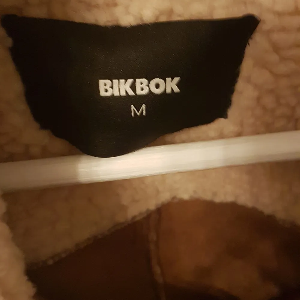 Brun/beige jacka från Bik Bok i strl M. Nyskick.. Jackor.