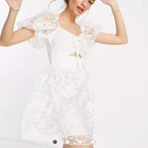 Studentklänning / vit klänning - Säljer denna helt nya studentklänning då jag beställde den och glömde sedan att lämna tillbaka den. Köpt från asos. 