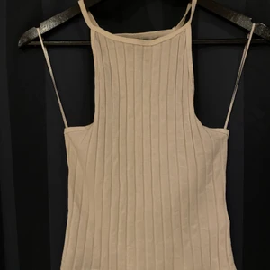 Vit topp från Bikbok - Vit ribbad topp från Bikbok. Använd en gång. Storlek medium. 