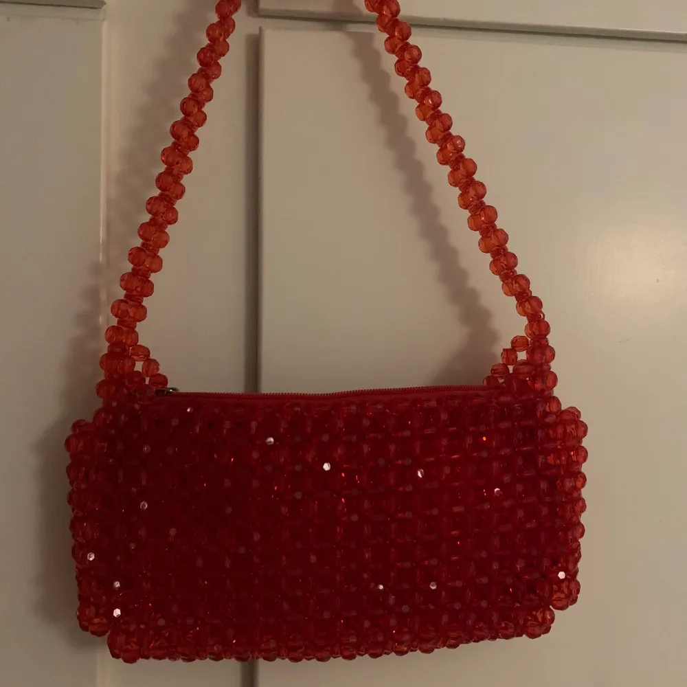 En skitsnygg röd glittrig väska från Nelly. Säljer då jag bara använt den en gång, och den kommer inte till användning. Den är väldigt fin till fest men även för att få en färgklick i vardagen!❤️💕✨ köp direkt för 150kr+frakt❤️. Väskor.