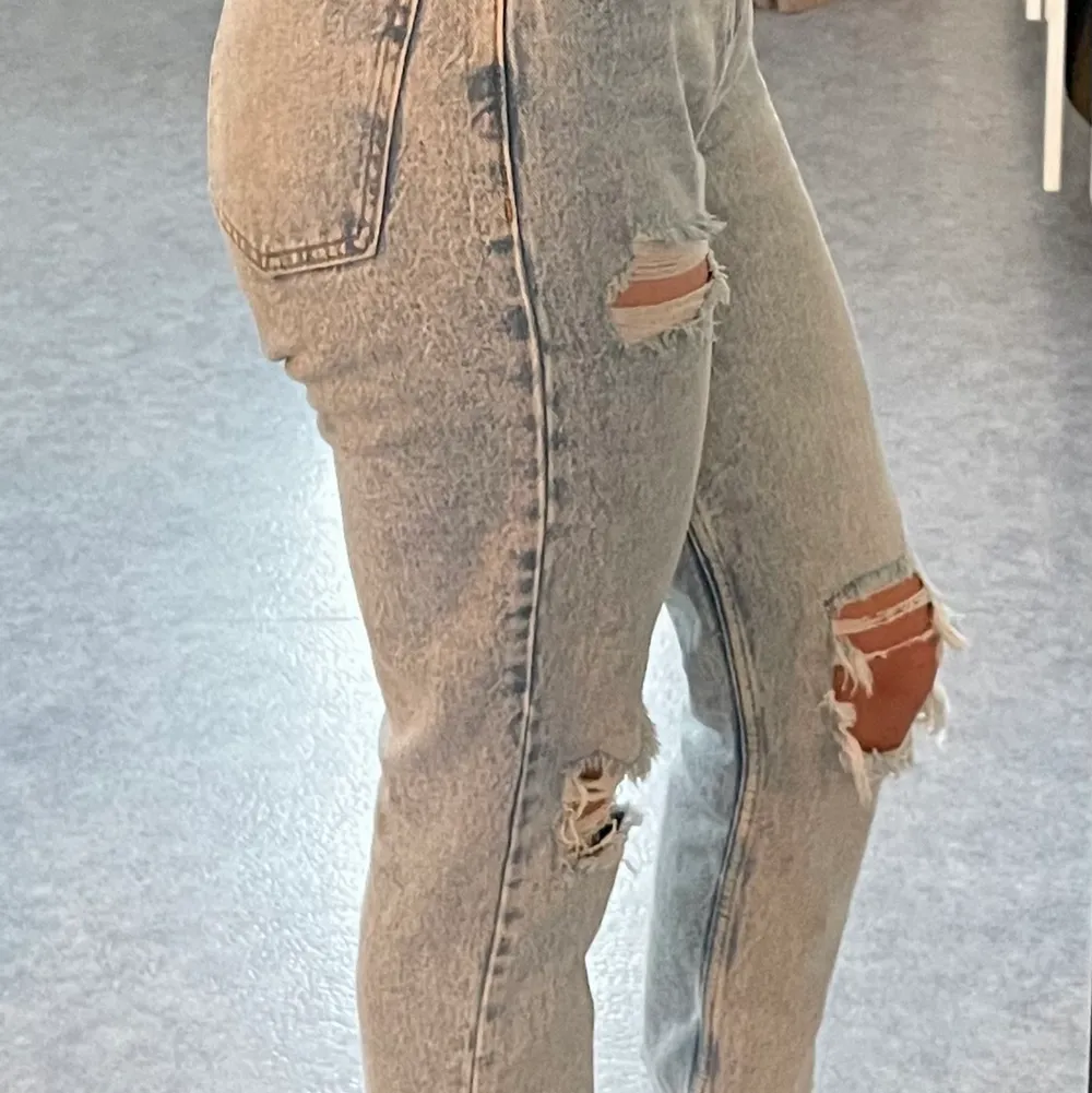 Supersköna snygga mom jeans från Bershka. Sitter så jäkla snyggt över benen och rumpan!!! Säljes då jag ej gillar håliga jeans. . Jeans & Byxor.