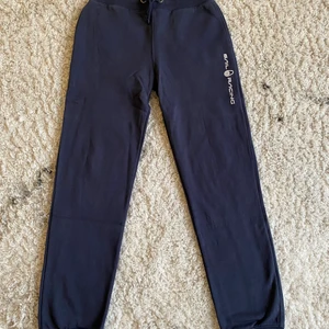 Sail Racing mjukisbyxor  - Ett par Sail Racing mjukisbyxor i väldigt bra skick. Inga fel på dem eller så. Storlek 160. Skriv för frågor eller annat :)