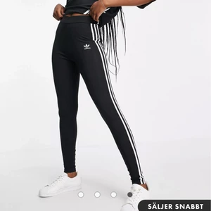 Adidas tights - Säljer ett par adidas tights, strl XS. a och s har försvunnit från märket (se sista bilden) annars är de i bra skick. 