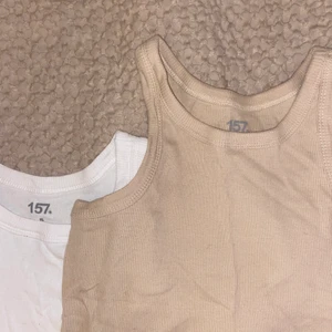 Två boxerlinnen - Säljer ett vitt och ett beiget linne från lager 157. De beiga är i strl XS och det vita S. Pris för båda: 100kr. Eller 60kr för ett🥰