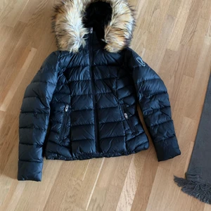 Rock and Blue dunjacka, svart - Fin svart dunjacka från Rock and Blue i storlek 36, liten i storlek så passar dig som har storlek 34. Avtagbar pälskrage (obs ej äkta päls)