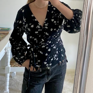 Carin Wester blus - Superfin omlottblus från Carin Wester i bra skick!🧚🏻❤️‍🔥⚡️