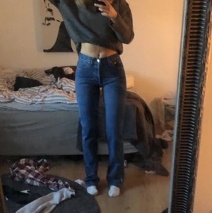 Levis jeans - Säljer dessa snygga Levi’s jeans i modellen 501 för att de tyvärr blivit försmå:/ De är inte mer än några månader gammla och är i väldigt bra skick. Storleken är 29/34💞 Köp direkt för 300kr+frakt eller buda från 200kr☺️ Skriv om du har frågor!