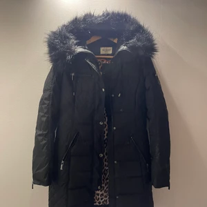 Svart lång vinter jacka - Jätte fin vinter jacka använd en vinter, otrolig varm och lång , pälsen är jätte fin