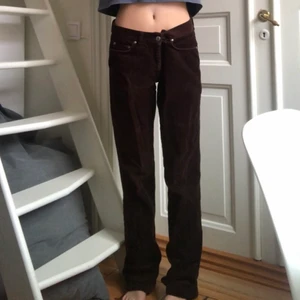 Manchester jeans  - Så fina baggy bruna Manchester byxor som matchar med allt storlek 38 men går även att ha som jag har dom och jag är typ xs lite slitna längst ner pga att dom är så långa men i övrigt väldigt bra skick! 