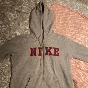 Nike zip hoodie  - St L men är rätt liten i storleken, säljer då jag inte har någon större användning av det, inga skador eller liknade, är 172 cm