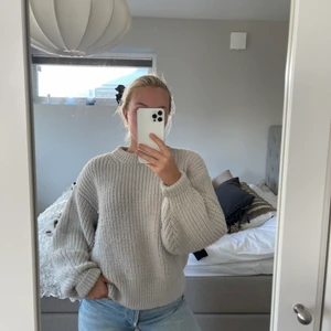 Stickad tröja - En jätte fin stickad tröja från HM som knappt är använd i en isblå färg. Köptes förra hösten/vintern💞