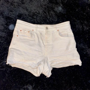 Shorts storlek 38  - Vita jeansshorts storlek 38. Från ginatricot, sparsamt använda så är fint skick
