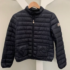 Moncler jacka - Moncler jacka stl 14. Passar XS-M. Har bud på 2000kr
