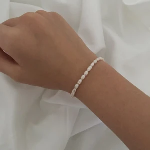 armband - säljer detta armbandet av sötvattenspärlor 🥥 Finns med på alla mina andra annonser också ⭐️ justerbart 🌟 kontakta vid intresse!