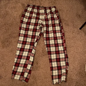 Rutiga pyjamasbyxor - De populära rutiga pyjamasbyxorna från hm:s herravdelning i strl M. Säljer då de inte används❤️