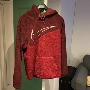 Röd oversize nike fleece - Röd oversize nike fleece i storlek small. Bra skick och endast använd fåtal gånger.                                                                      Köparen står för frakt
