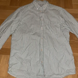 Grönrandig skjorta - I storlek M, I nyskick, endast testad, Passar som en M, Relaxed fit