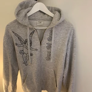One of one - Säljer min skitsnygga one of one hoodie i S. Använd en del men ändå jätte fin kvalite särskilt på strassen där nästan alla är kvar! Unisex dessutom💖