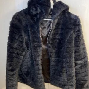 Fluffjacka  - Fluffjacka som är använd men i bra skick! Super varm och gosig!