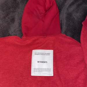 Vetements hoodie - Vetements hoodie köpt på Harrods i London. Ska se ut som om att den är ut och in. Bra skick! 1200 inklusive frakt, pris kan diskuteras vid snabb affär. 