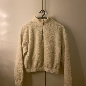 Tröja  - Har rensat min garderob och behöver göra mig bort med kläder. Säljer inte under 50kr och frakt ingår inte 🚚📦 du får bestämma priset på plagget själv💕