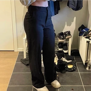 Kostymbyxor  - Köpta här på Plick men är från H&M. Då de är för stora för mig säljer jag dom, endast testade av mig och i välldigt bra skick. Inga synliga defekter så vitt jag kan se. Storlek S/36. Lånad bild från tjejen jag köpte av!