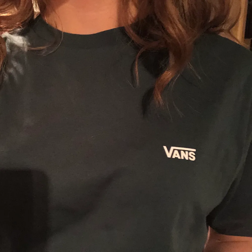 Säljer denna t-shirten från Vans då den inte kommer till användning. Använd ett fåtal gången och har inga defekter:) Nypris: 299kr💚 Köparen står för frakten📦. T-shirts.
