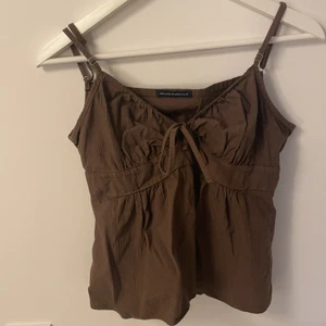 Brun topp - Brun topp från brandy melville😍😍 använd ett fåtal gånger, köparen står för frakten❣️