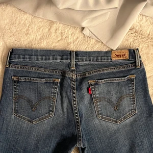 Low Rise bootcut Levis jeans  - Ett par skiitsnygga lowrise bootcut levis jeans som knappt e använda🤍 midjemåttet är ca 85cm när de är på och innerbenslängden är typ 79cm💗 Det står också att de är i storlek M men skulle säga att de är S. Snälla buda bara med seriösa bud🙏