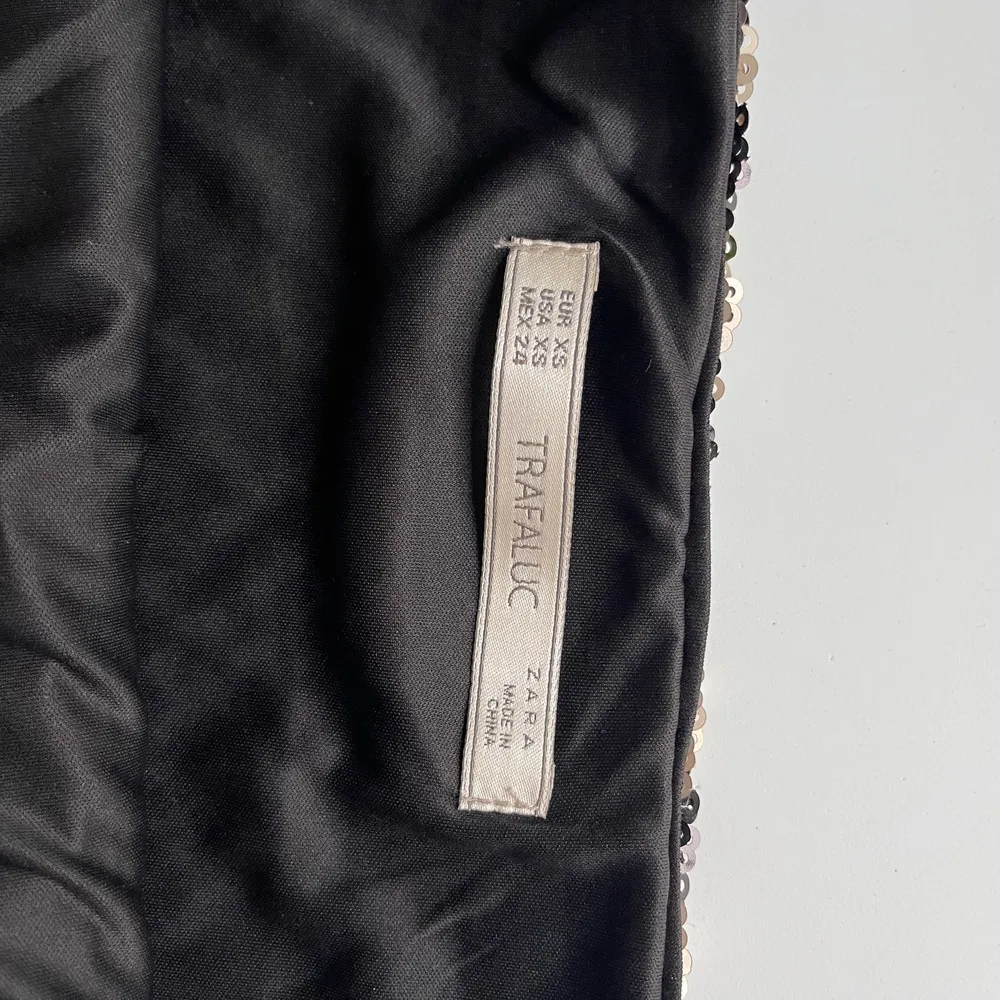 Guld/svart paljettkjol från Zara, med zipdragkedja på sidan (se bild 2). Använd 2 gånger, storlek XS. Frakt ingår i priset . Kjolar.