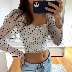 Prickig topp - En fin prickig topp från H&M i storlek 36 som endast är testad. 50 kr + frakt 💜💜