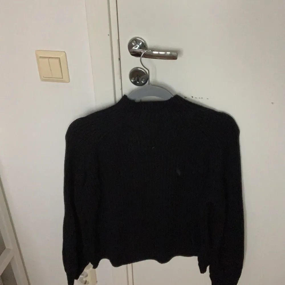 Såå fin svart stickad tröja från Cubus!! Storlek XS, köpt förra året men säljer pga använder verkligen aldrig… tvättas innan den skickas och är i fint skick! Köpt mellan 300-400, minns inte exakt 💕. Stickat.
