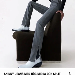 Zara grå jeans med slits - Väldigt bra skick, använda enstaka gånger!! super snygga men försmå för mig. Strl 36. Köparen står för frakten💕
