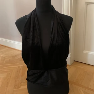 Open back - Top med knytning i ryggen. Egensydd.