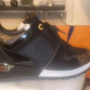 Louis Vuitton skor  - 6000 storlek 37 men sitter som 38 då dom sa i butik att man skulle gå ner en storlek använda ca 3 ggr, nyskick kommer med extra orginalskosnören, dustbags, box och kvitto